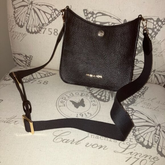 NEAR NEW!!! Michael Kors Small Leather Crossbody Messenger Bag - Picture 3 of 5